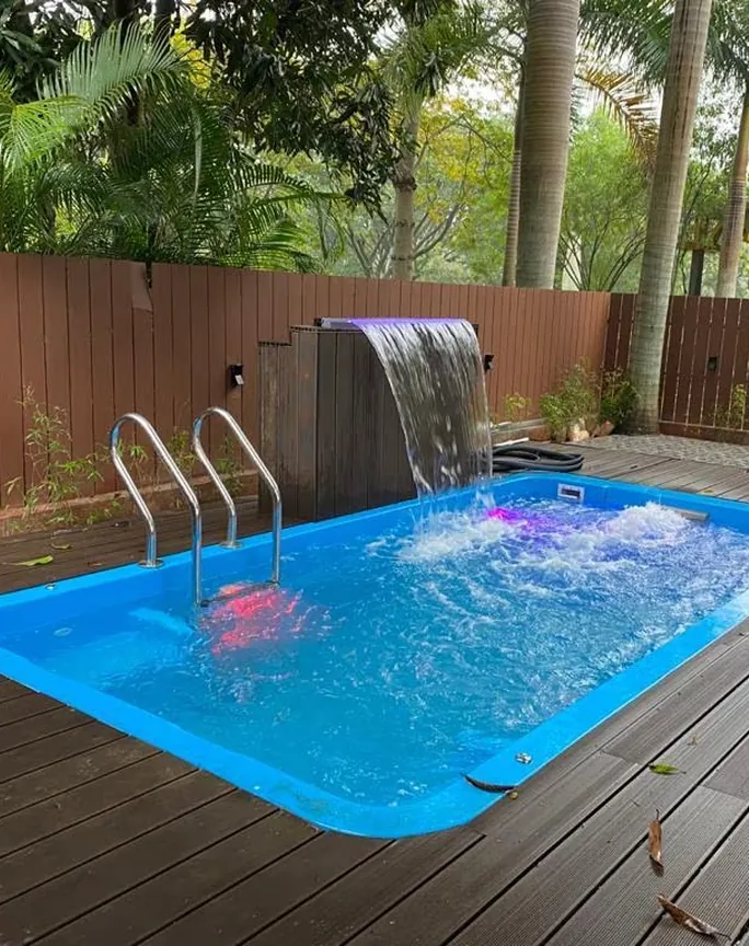 Fiberglass swimming pool with deck by Unicarper